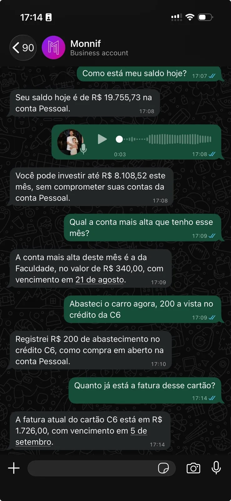 Conversa no WhatsApp com o assistente do Monnif: a pessoa pergunta o saldo e recebe R$ 19.755,73 na conta Pessoal, manda um áudio e o assistente responde quanto dá para investir no mês, pergunta qual a conta mais alta e depois diz que abasteceu o carro por R$ 200 no crédito da C6 — o assistente registra a despesa e informa o total da fatura.